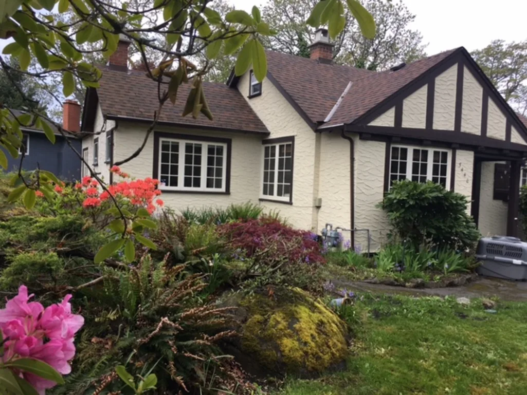 Quaint 1934  English cottage.  Furnished.   Pet friendly